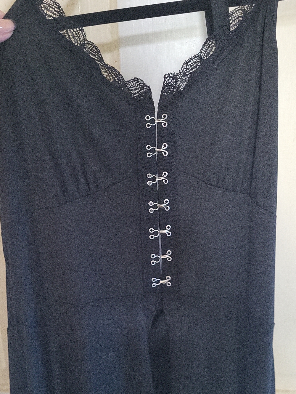 ROMWE Black Lace-Trim Chemise with Front Hook Details